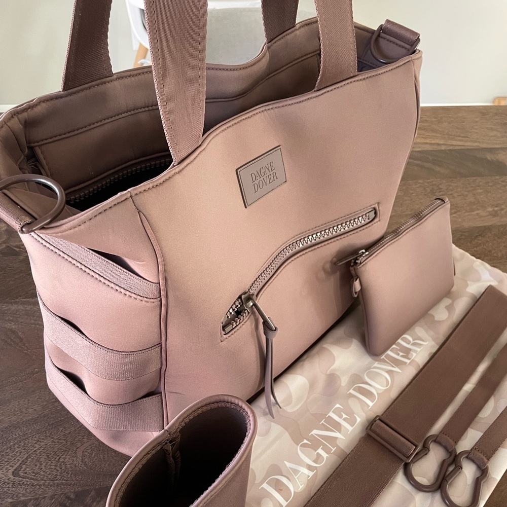 Dagne cover large Wade